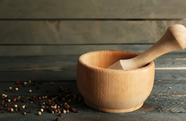木製の背景にモルタルで唐辛子の混合物 — ストック写真