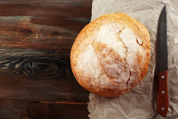 Vers brood op papier op houten achtergrond — Stockfoto