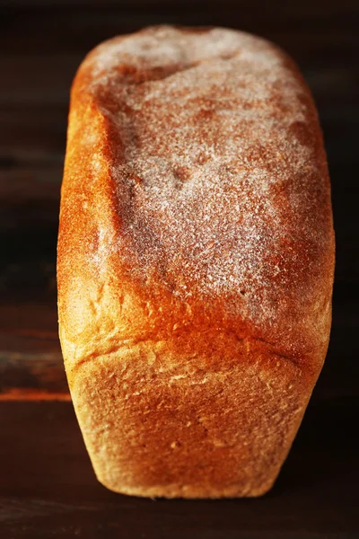 Roti segar di latar belakang kayu — Stok Foto