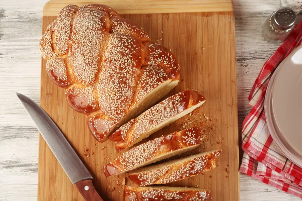 Vágódeszka, fából készült tábla szeletelt friss zsemle közelről — Stock Fotó