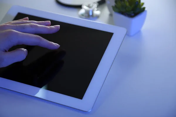 Dokter hand aanraken van moderne digitale tablet, close-up — Stockfoto
