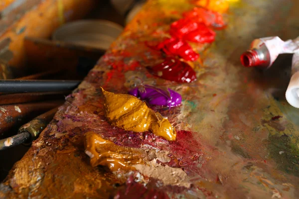 Acrylfarbe mit Farbtuben auf Holzpalette — Stockfoto