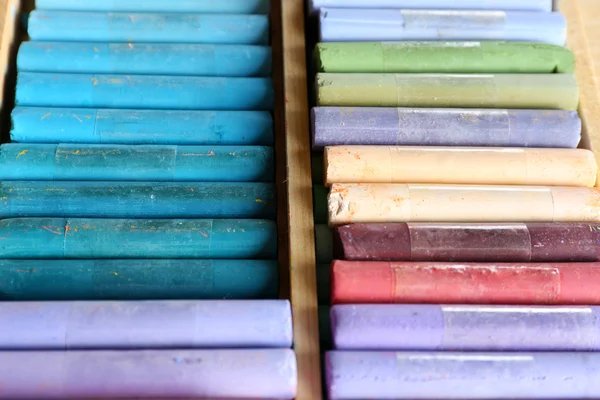 Pasteles de tiza de colores en la caja de cerca —  Fotos de Stock