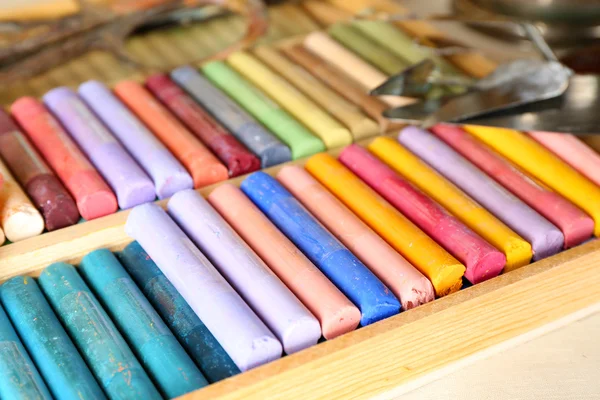Pasteles de tiza de colores en caja con cuchillos paleta de cerca — Foto de Stock