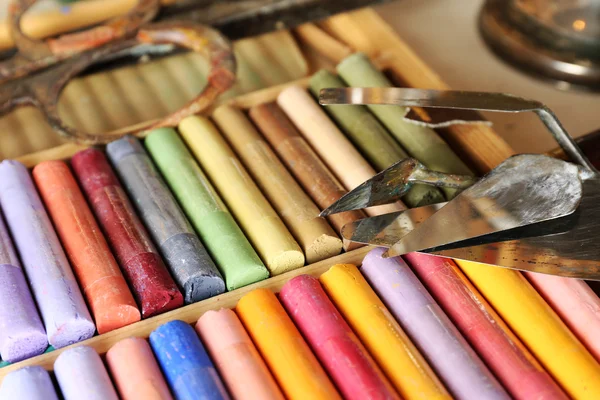 Pastéis de giz coloridos em caixa com facas de paleta de perto — Fotografia de Stock