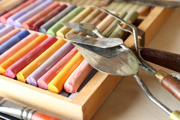 Pasteles de tiza de colores en caja con cuchillos paleta de cerca — Foto de Stock