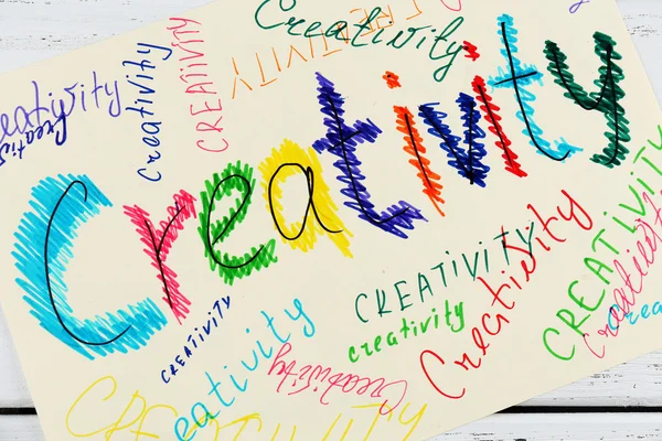 Ordet kreativitet på papper på nära håll — Stockfoto