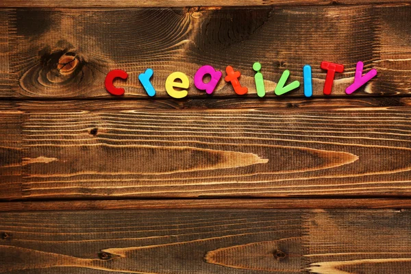 Criatividade de palavras em fundo de madeira — Fotografia de Stock