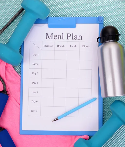 Plan de comidas y equipo deportivo vista superior de cerca — Foto de Stock