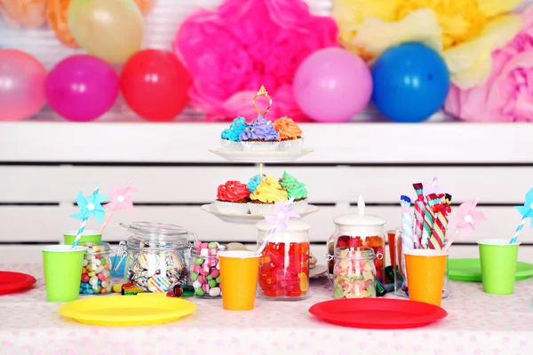 Mesa de aniversário preparada com doces para festa de crianças — Fotografia de Stock