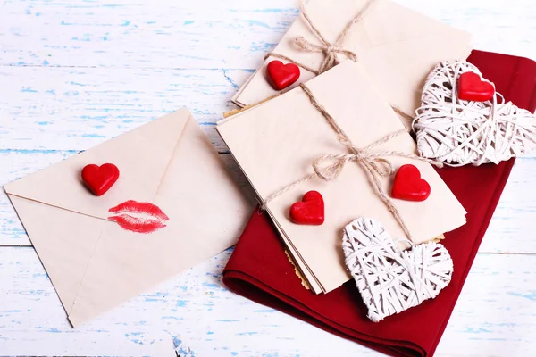 Cartas de amor y corazones sobre fondo de madera — Foto de Stock