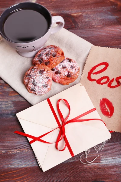 Liebesbriefe mit Kaffee und Keksen auf Holzgrund — Stockfoto