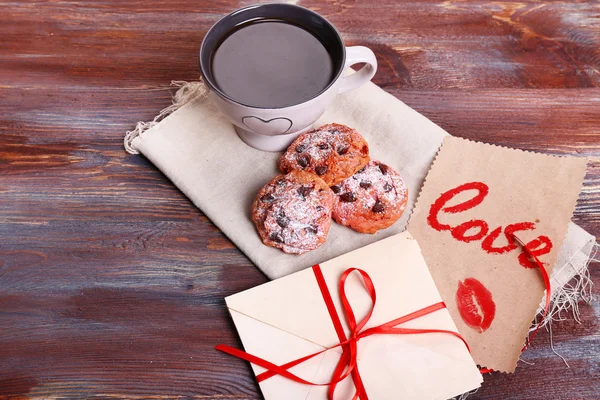 Cartas de amor con café y galletas sobre fondo de madera — Foto de Stock