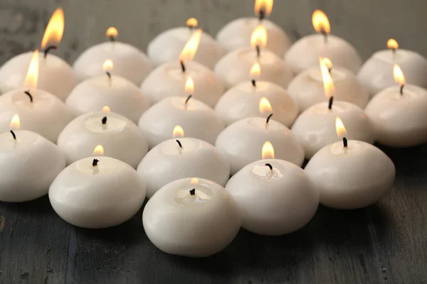 Queimando velas na mesa de madeira close-up — Fotografia de Stock