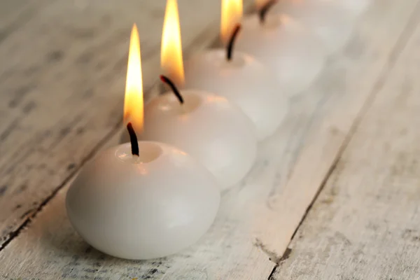 Queimando velas na mesa de madeira close-up — Fotografia de Stock