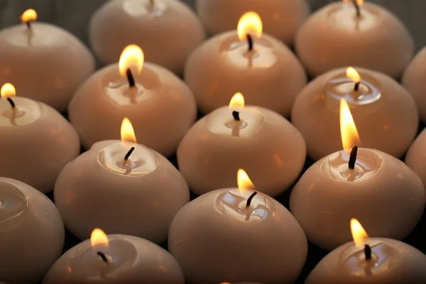 Brennende Kerzen aus nächster Nähe — Stockfoto