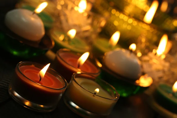 Velas ardientes en candelabros de vidrio de cerca —  Fotos de Stock