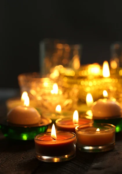 Brennende Kerzen in Kerzenständern aus Glas in Großaufnahme — Stockfoto