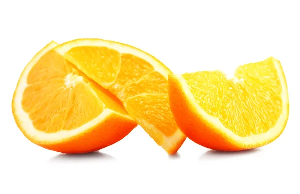 Сочные ломтики апельсина изолированы на белом — стоковое фото