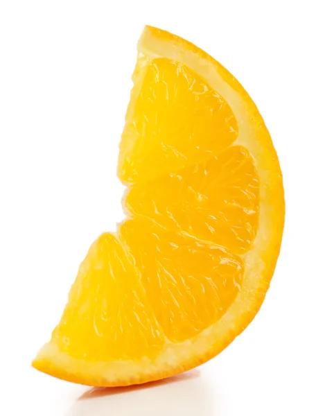 Rebanada jugosa de naranja aislada en blanco — Foto de Stock