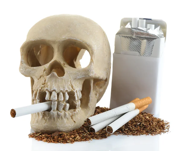 Fumar scull humano con cigarrillo en la boca, aislado en blanco — Foto de Stock