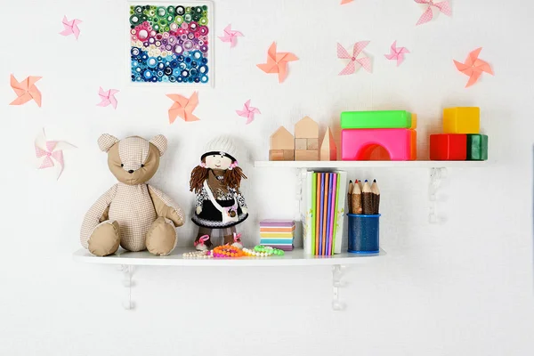 Полки з іграшками в дитячій кімнаті крупним планом — стокове фото