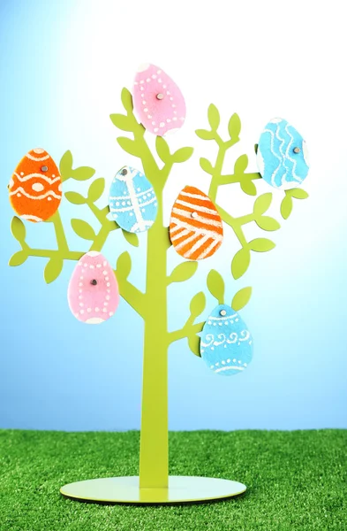 Uova di Pasqua feltro su albero decorativo su sfondo colorato — Foto Stock