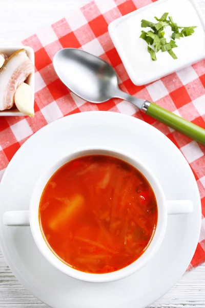 Ukrajinská řepa polévka - boršč, na ubrousek, na dřevěné pozadí — Stock fotografie