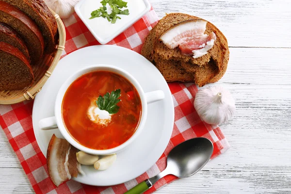 Sopa de beterraba ucraniana - borscht, em guardanapo, em fundo de madeira — Fotografia de Stock