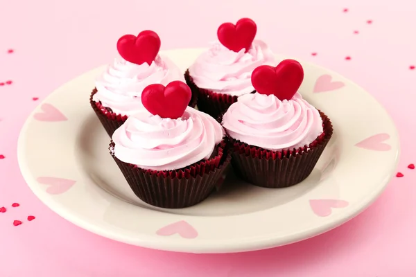 Deliciosos cupcakes de San Valentín sobre fondo rosa — Foto de Stock