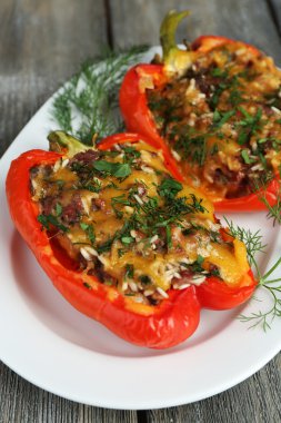 gevulde paprika met Groenen op plaat op houten tafel