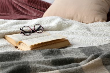 Kitap ve yatak yakın çekim gözlük