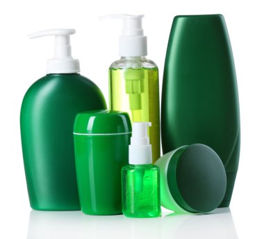 Beyaz arkaplanda izole edilmiş kozmetik şişeler