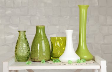 İç tablo üst ve beyaz tuğla duvar arka plan üzerinde dekoratif vazo ile