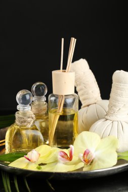 Orkide cins Stadyumu koyu arka plan ile güzel spa kompozisyon