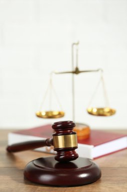 Ahşap hakimler tokmak üzerinde ahşap masa, yakın çekim