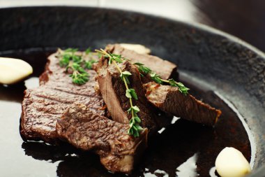 Biftek tavada yakın çekim