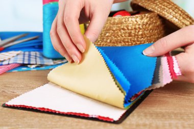 Arka plan eller tablo ve ışık renkli kumaş örnekleri bulanık