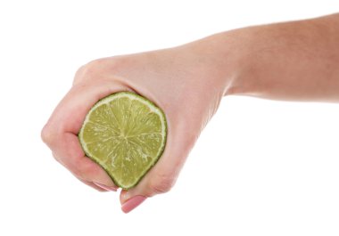 Beyaz izole limon sıkarak el