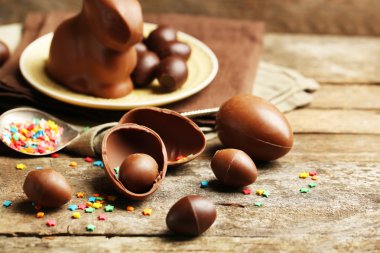 Ahşap arka planda çikolatalı Paskalya yumurtaları