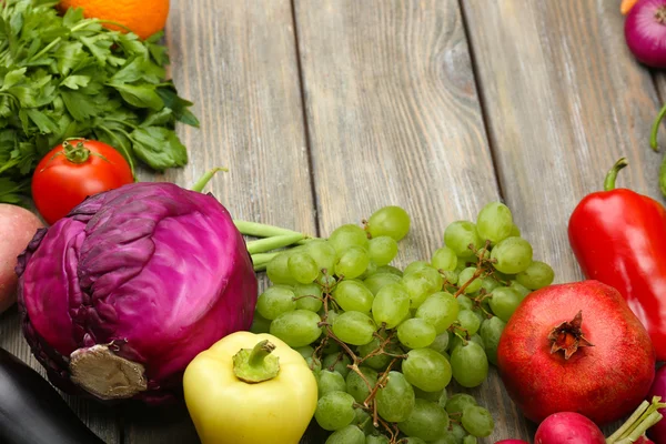 Taze organik sebzeler ve ahşap arka planda meyveler ile yaz çerçevesi — Stok fotoğraf
