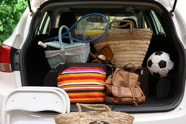 Koffers en tassen in de kofferbak van de auto klaar om te vertrekken voor vakantie — Stockfoto