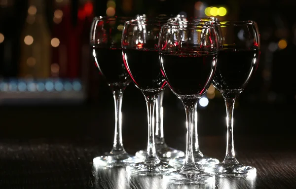 Copos de vinho com bar no fundo — Fotografia de Stock