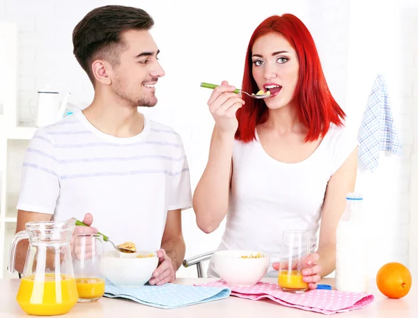 Casal feliz tem café da manhã na cozinha — Fotografia de Stock