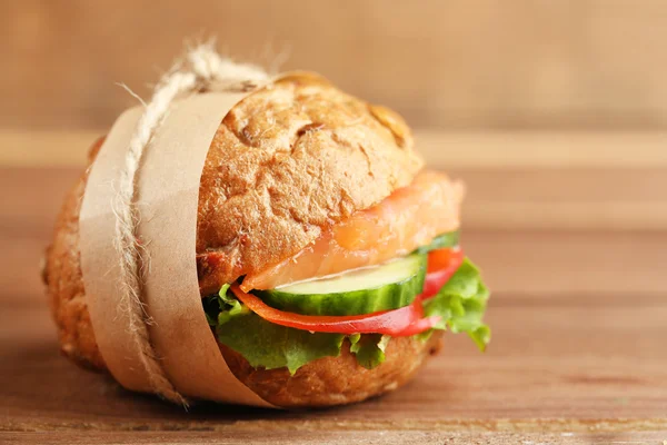 Smörgås med lax på trä bakgrund — Stockfoto