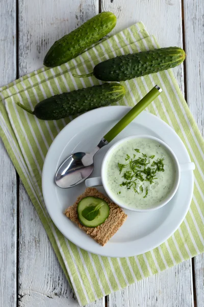 Gurkensuppe in Schüssel auf farbigem Holztischhintergrund — Stockfoto