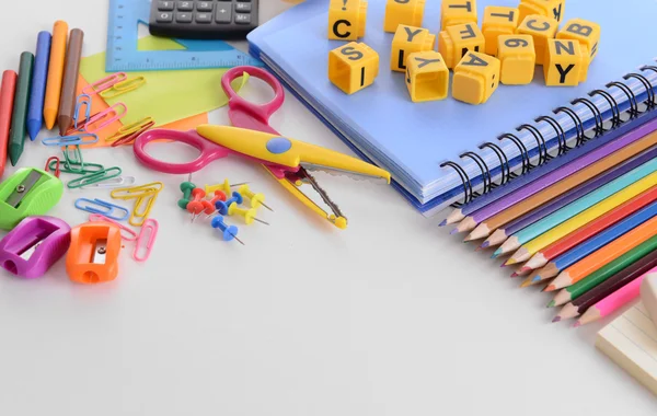 Artigos de papelaria escolar isolados em branco — Fotografia de Stock