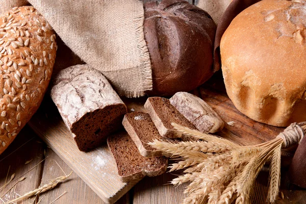 Pão diferente na mesa close-up — Fotografia de Stock