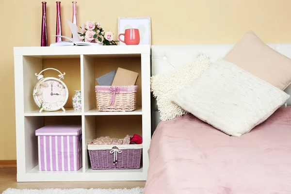 Moderno interior colorido dormitorio con cama y mesita de noche, con detalles de diseño en fondo de pared de luz — Foto de Stock