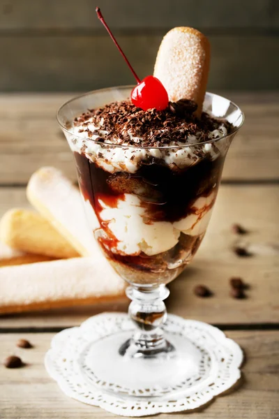 Gustoso dessert tiramisù in vetro, su fondo di legno — Foto Stock